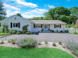17 Irving Dr, Woodbury, NY 11797