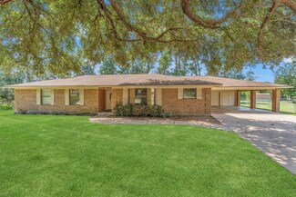 1355 Green Briar Dr, Huntsville, TX 77340
