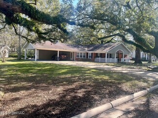 904 Columbus Dr, Pascagoula, MS 39567