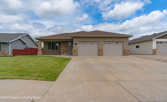 166 18th Ave W, Dickinson, ND 58601