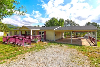 104 Fresh Meadow Ln, Vinton, VA 24179