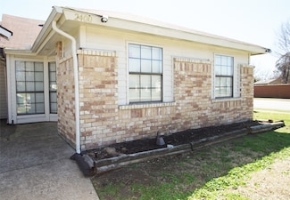 2400 Sunflower Dr, Arlington, TX 76014