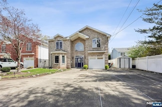 690 Golden Ave, Secaucus, NJ 07094