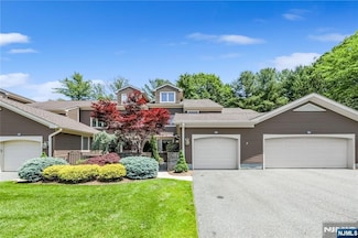 238 Westervelt Ln, Mahwah, NJ 07430