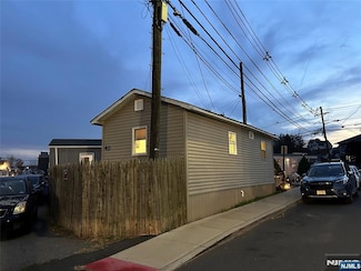 40 Poplar St, Lodi, NJ 07644