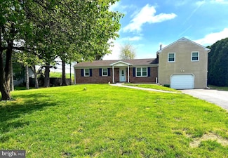 35 S Brick Ln, Elverson, PA 19520