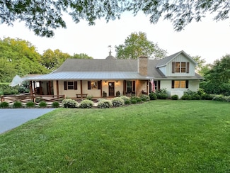 204 Country Commons Rd, Trout Valley, IL 60013