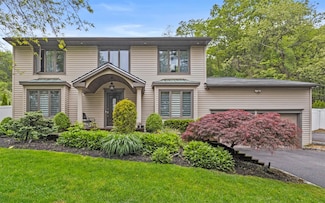 94 Stonehurst Ln, Dix Hills, NY 11746