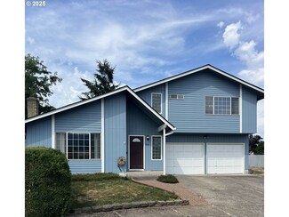 554 67th St, Springfield, OR 97478