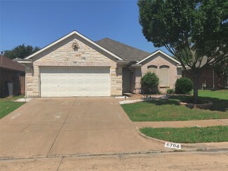 6704 Hillgreen Dr, Arlington, TX 76002