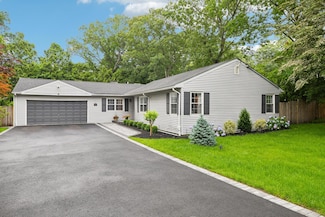 3 Ivy Hill Dr, Smithtown, NY 11787