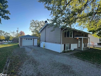 516 S 11th St, Albia, IA 52531