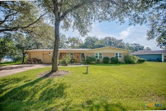 502 Avenue G, El Campo, TX 77437