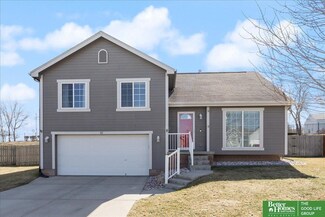 811 Edgewater Dr, Papillion, NE 68046
