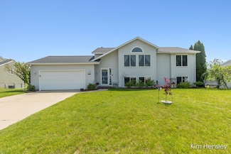 7088 Quintara Dr NE, Comstock Park, MI 49321