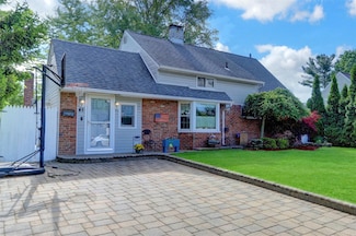 41 Woodpecker Ln, Levittown, NY 11756