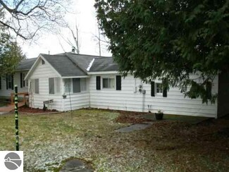 607 W 2nd St, Elk Rapids, MI 49629