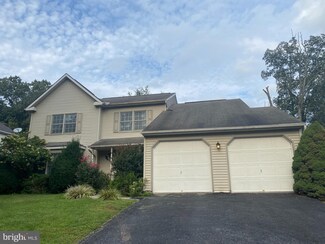 11 N Ben Hogan Dr, Etters, PA 17319