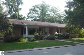 20 Winnebago St, Frankfort, MI 49635