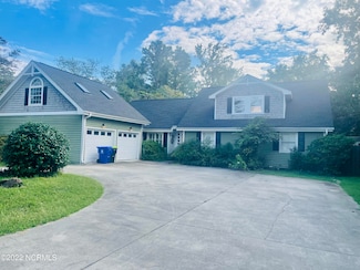 203 Hickory Ln, Hampstead, NC 28443