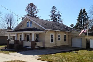 206 3rd St NE, Waukon, IA 52172