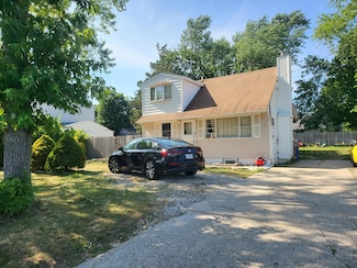 9 E Walnut St, Central Islip, NY 11722