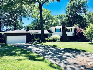 18 Hillside Dr, Girard, OH 44420