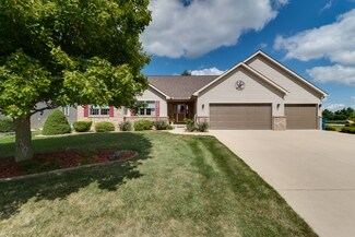 316 Prairieview Dr, Hudson, IL 61748
