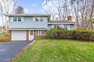 17 Fernwood Dr, Albany, NY 12211