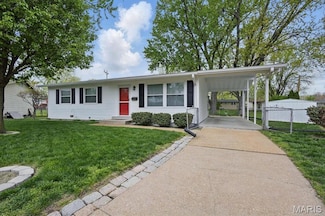 2045 N Pointe Ln, Florissant, MO 63031