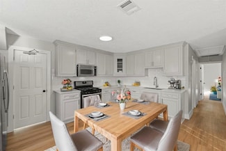 915 Avenue E, Rosenberg, TX 77471