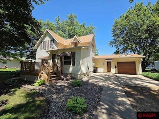 402 402 E 2nd St, Delavan, MN 56023