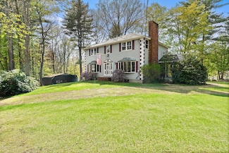8 Wildbrook Dr, Plaistow, NH 03865