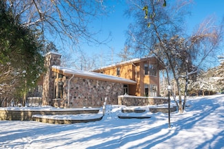 W318N1045 Huckleberry Way N, Delafield, WI 53018