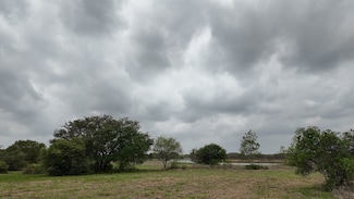 000 Pintail Ln, Columbus, TX 78934