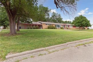 110 W 9th Ave, Caney, KS 67333