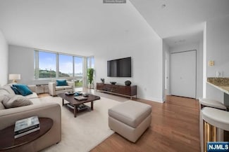 1710 Hudson Park, Edgewater, NJ 07020