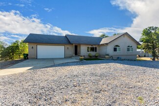 10844 Green Oaks Ln, Redding, CA 96003