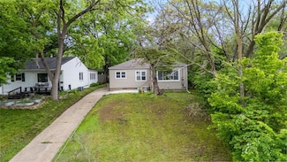 2823 Holcomb Ave, Des Moines, IA 50310