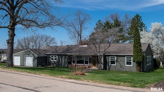1424 Westview Dr, Macomb, IL 61455