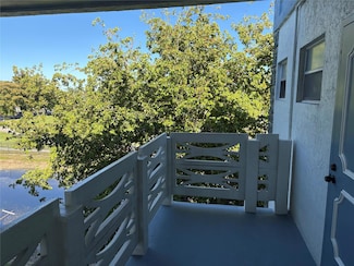 4050 NW 42nd Ave Unit 415, Lauderdale Lakes, FL 33319