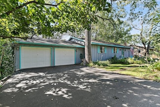 218 N Shore Dr, Oakwood Hills, IL 60013