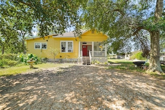 855 County Road 15, Damon, TX 77430