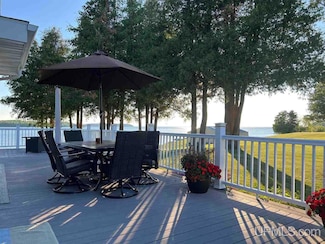 15677 17th Rd, Garden, MI 49835