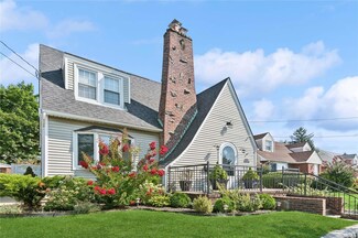 21 Hampton Ave, Albertson, NY 11507