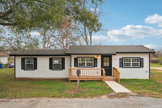 1700 J St, Floresville, TX 78114