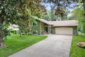 8409 Knollwood Dr, New Brighton, MN 55112