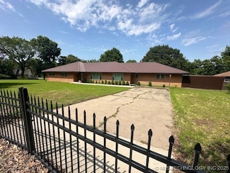 911 Sunset Dr, Wewoka, OK 74884