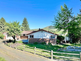 147 N Lindsey St, Tekoa, WA 99033