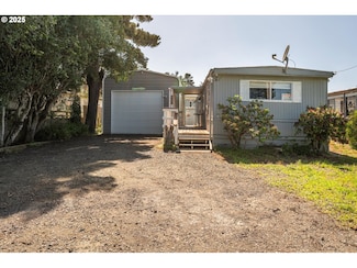 125 N 4th St, Lakeside, OR 97449